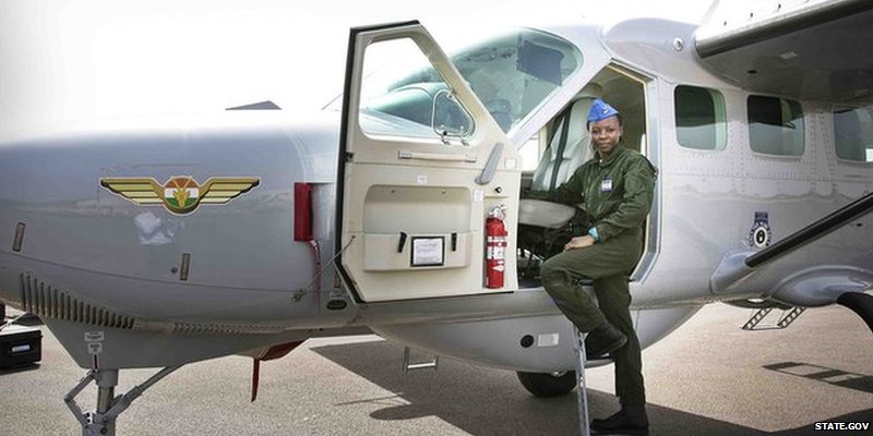 thatgirlxf's tweet photo. #OumaLaouali in 2015 became the first female Nigerien pilot at the age of 28. She was one of the Nigerien Airforce members trained by the United States as part of a programme to help fight the Islamist terrorist group Boko Haram. #WomensHistoryMonth #SheInpiresMe https://t.co/kmFAQFw0qk