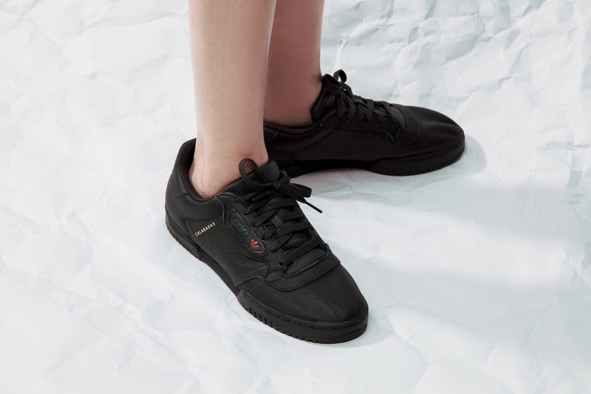 Un nouveau à la liste après tant d'attente mais pas des moindres. Elle me donne envie plus le prix m'a l'air correct mais je ne trouve pas tellement d'avis dessus car j'ai des doutes sur la qualité. Marque : Adidas YEEZYModèle : Powerphase Calabasas