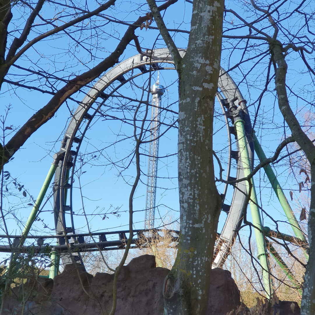 bayern_park's tweet photo. Zur Mitte der Woche mal ein ganz besonderes Bild 🙂 Voltrum und Freischütz in einem - also der Volschütz 😅 Adrenalin im Doppelpack❕🎢
#bayernpark #freizeitpark #voltrum #freischütz #freefalltower #freifallturm #gyrodroptower #achterbahn #rollercoaster #launchcoaster https://t.co/3dD2D8qZTd