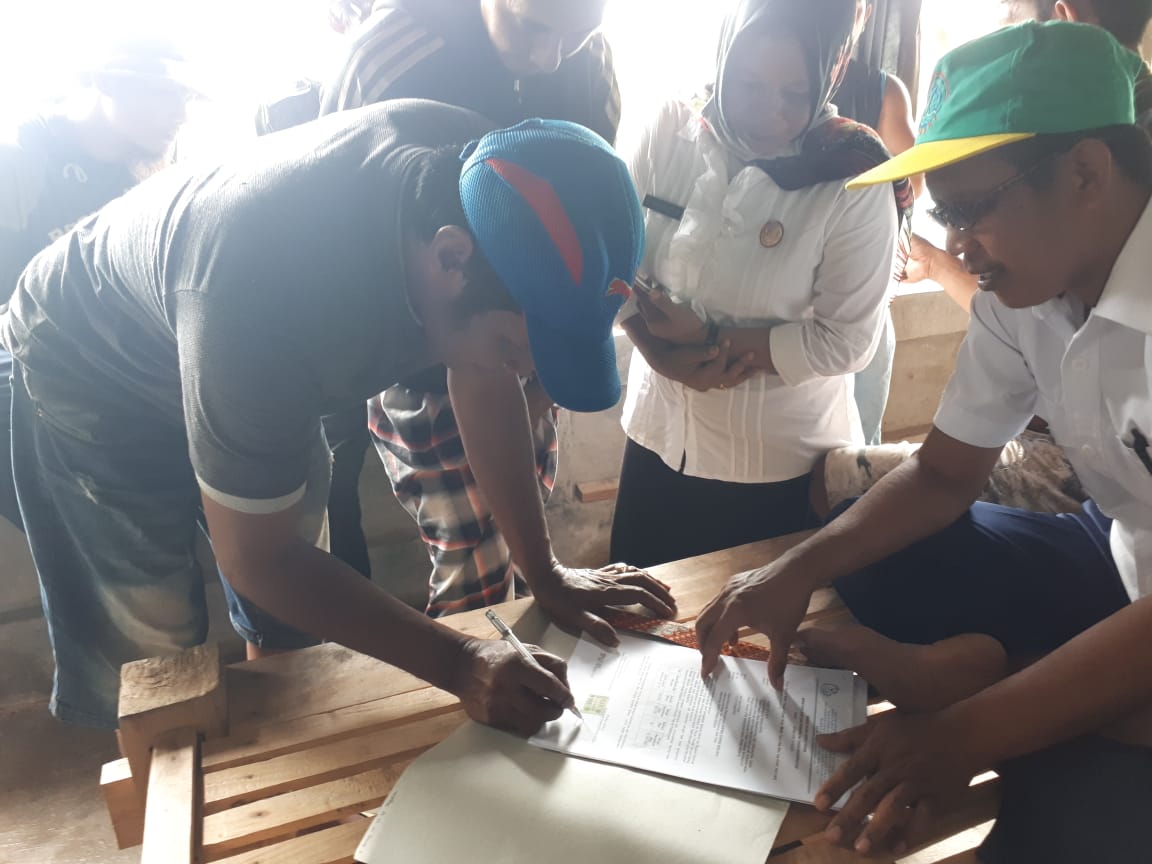 BPBAPTakalar's tweet photo. Sobat budidaya.. Penyerahan bantuan benih udang windu sebanyak 2,5 juta kepada 8 pokdakan di Kab. Wajo. Bantuan diserahkan langsung kepada Pokdakan didampingi Dinas Perikanan serta Penyuluh perikanan Kab. Wajo, 
@Edhy_Prabowo ,@s_soebjakto ,@BudidayaKKP ,@kkpgoid https://t.co/2yhbCHyy1v