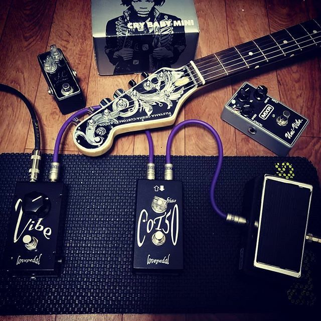WildGuitarman's tweet photo. Creating a hendrix's crunchy tone 🎸
#jimihendrix #psychedelic #classicrock #guitarpedals #lovepedal #cot50 #vibe #jimdunlop #crybabymini #fgcc #fender #stratocaster #guitargear #pedalboard #guitarrecording #pedalmania https://t.co/u7lFKNsA8e https://t.co/ctpOVupAux