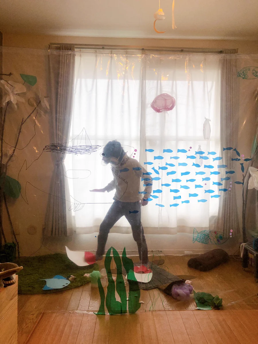 休校中に自宅で水族館を作って楽しむ少女は暇ではなく大忙し！