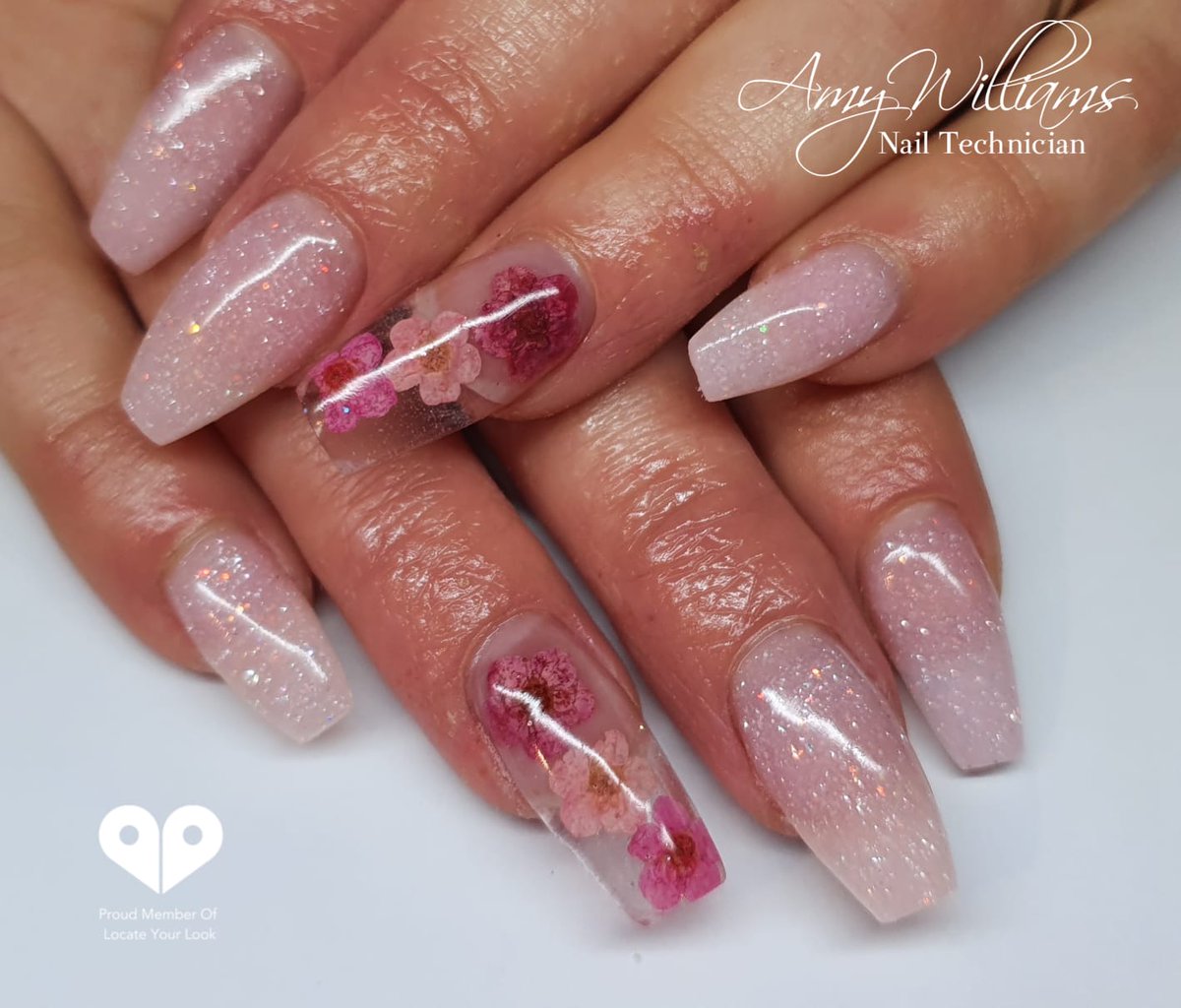 Sparkle ladies. #WednesdayWisdom #WednesdayMotivation <a href="/cjpnailsystems/">cjpnailsystems</a> <a href="/LocateYourlook/">Locate Your Look</a> #farehamnails #showscratch #acrylicdesign
