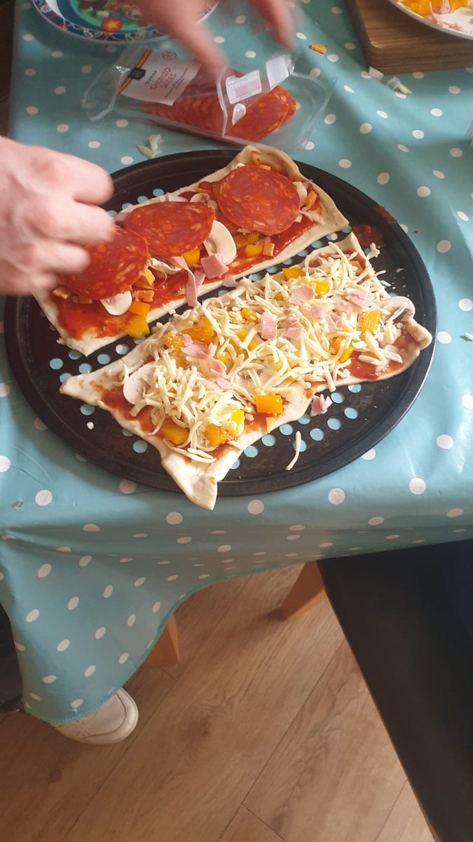 staceymac81's tweet photo. @BainsfordPS @MissMCarberry 

Aaron Mac P1. The Human Body Homework.  Aaron tried something new at the weekend - Chorizo.  He liked it! He said it was a little chewy. 
#p1homework #tryingsomethingnew #pizzamaking #lunchtime https://t.co/o634WNpeR0