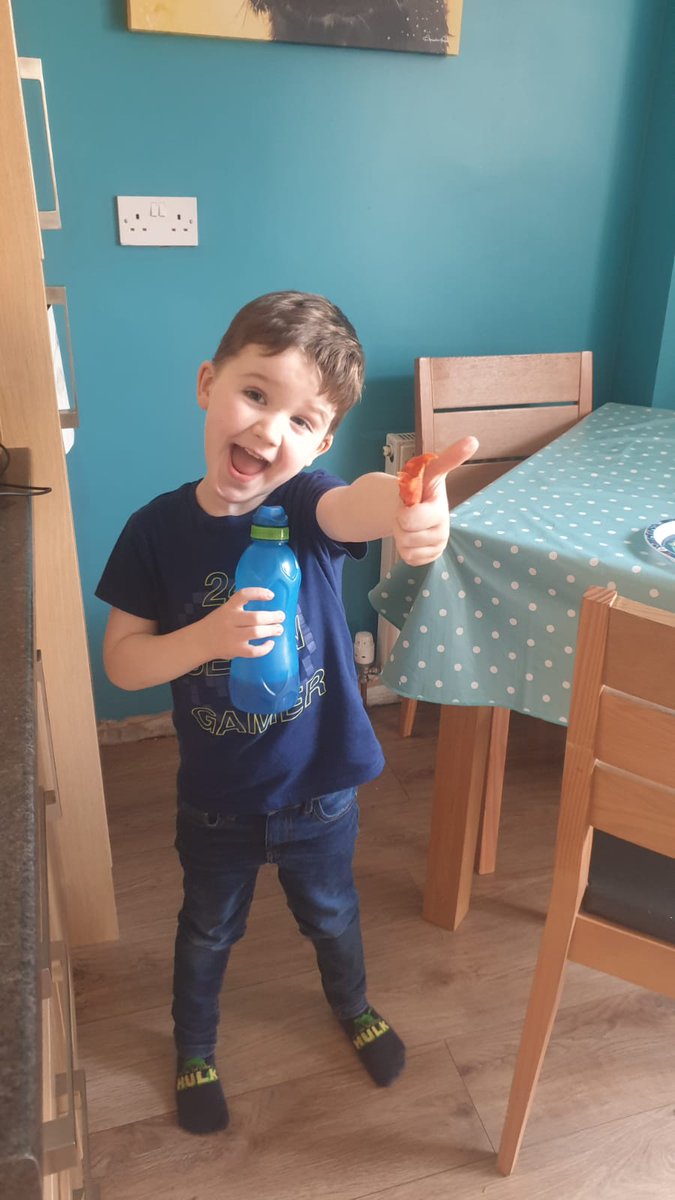 staceymac81's tweet photo. @BainsfordPS @MissMCarberry 

Aaron Mac P1. The Human Body Homework.  Aaron tried something new at the weekend - Chorizo.  He liked it! He said it was a little chewy. 
#p1homework #tryingsomethingnew #pizzamaking #lunchtime https://t.co/o634WNpeR0