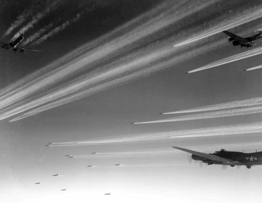WWIIpix's tweet photo. This day in 1944, the US Army Air Forces launched their first bombing raid on Berlin. A force of 730 bombers set off from England with hundreds of escort fighters. Fierce battles raged and resulted in heavy losses for both sides. #WW2 https://t.co/bysWSAmOIQ