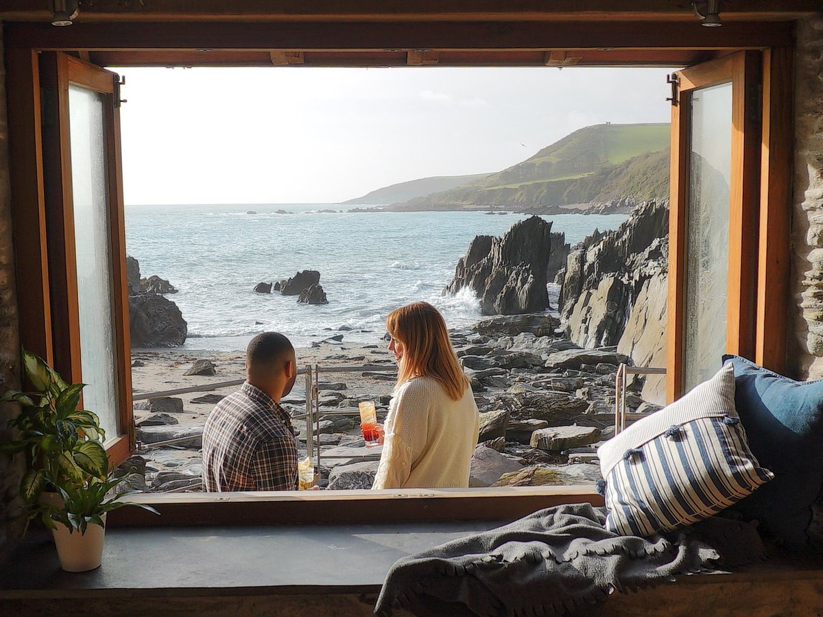 CarswellCottage's tweet photo. We welcome our first guests of 2020 to the Beach Hut today as it reopens for the new season. Imagine lighting the BBQ, cracking open a bottle of wine &amp; listening to the sound of waves crashing on the rocks 
📸 by @PlymouthGin_ES 
https://t.co/mcbTGwTdSi #Devon #staycation https://t.co/USCsIbVEKQ