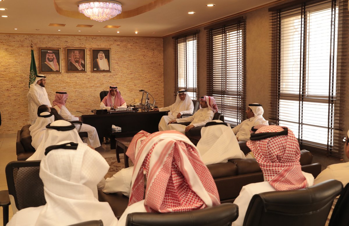 faysalya_school's tweet photo. كرم مدير مكتب التعليم بوسط جدة
قائد ثانوية الفيصلية الأهلية بالرحاب
الأستاذ / ثامر الشريف
وذلك نظير استضافة المدرسة للمرحلة الثانية
لمشروع "تحدي القراءة العربي" في دورته الخامسة
بحضور مساعد مدير المكتب ومنسق المسابقة
وعدد من المعلمي��

@privateedu12
@OCJEDU https://t.co/eA5QgIWB2z