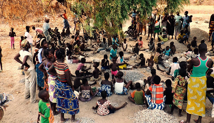 OsservaDiritti's tweet photo. La #schiavitù in #Benin ha il volto di centinaia di #bambini costretti a spaccare pietre per 10 ore al giorno. A tutto vantaggio delle multinazionali dell'edilizia. Lo denuncia la nostra @feliciabuonomo nel suo nuovo #libro "I bambini spaccapietre" https://t.co/1rY8NeUtKF https://t.co/GS1JlN2K8h