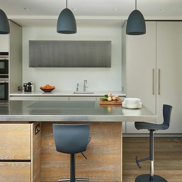 roundhouse_dsgn's tweet photo. Harmony is achieved by judicious use of materials and finishes in this Urbo design. Driftwood, Patinated Silver and stainless steel is an ingenious combination #roundhousedesign #roundhouse #roundhousekitchens #interiordesign #contemporarykitchen #roundh… https://t.co/NYR1k1hsQH https://t.co/xyFytJfVQR