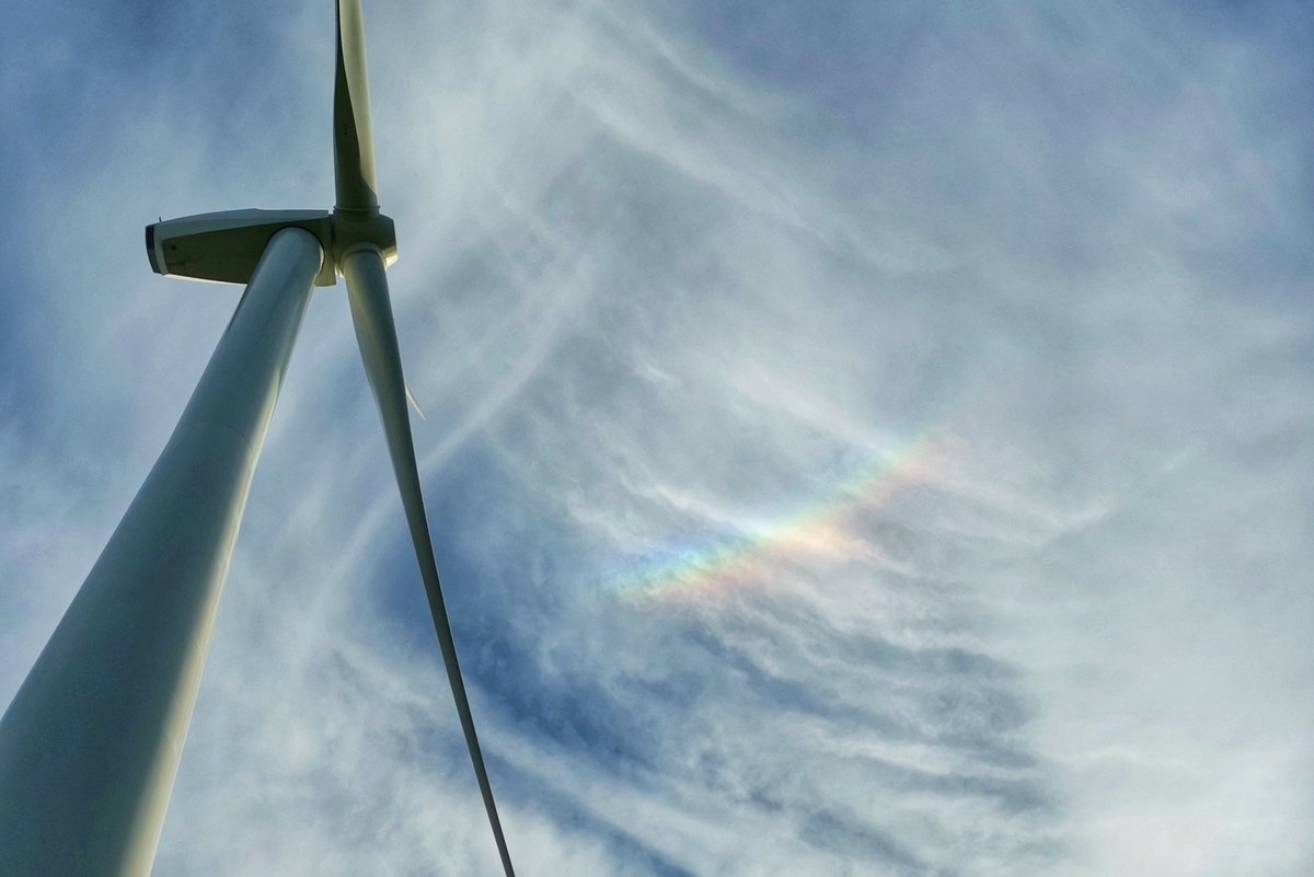 Bright #circumzenithalarc in the cirrus ahead of the rain in East Yorkshire just now
#stormhour #atmosphericoptics #ballsphotos