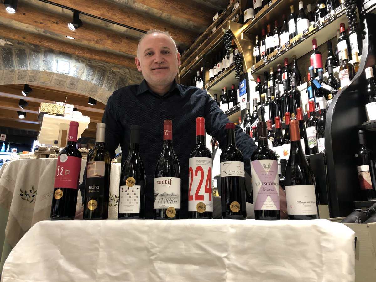 vigneronshuesca's tweet photo. UN TOTAL DE 32 VINOS VIGNERONS DE HUESCA Y DOS DE LOS MASTER OF WINE FERNANDO MORA Y NORREL ROBERTSON COMPONEN LA ESPERADA CARTA 2020 - Más info: https://t.co/cmciLtWrXB https://t.co/v3K2sEjECn
