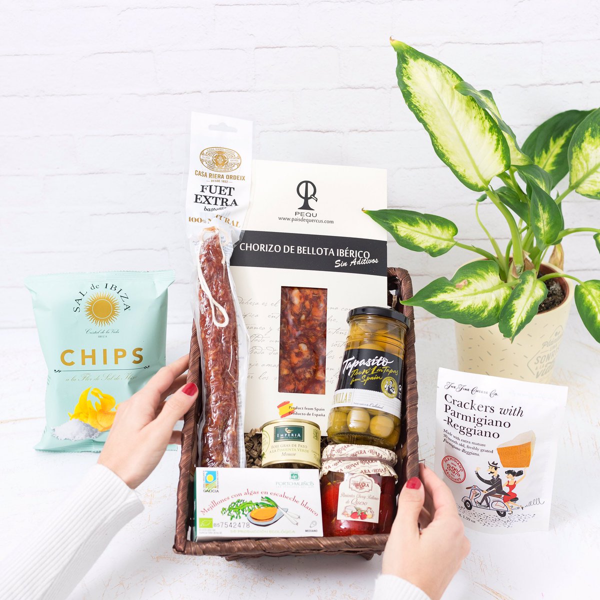 ¡Buenos días! Ecuador de la semana, y nuestra propuesta de hoy es ésta “Cesta para picoteo”, donde os hemos preparado una selección de los mejores productos Gourmet para picar degustam.com 😋 #tiendagourmetonline #gourmet #recetas #regalos
