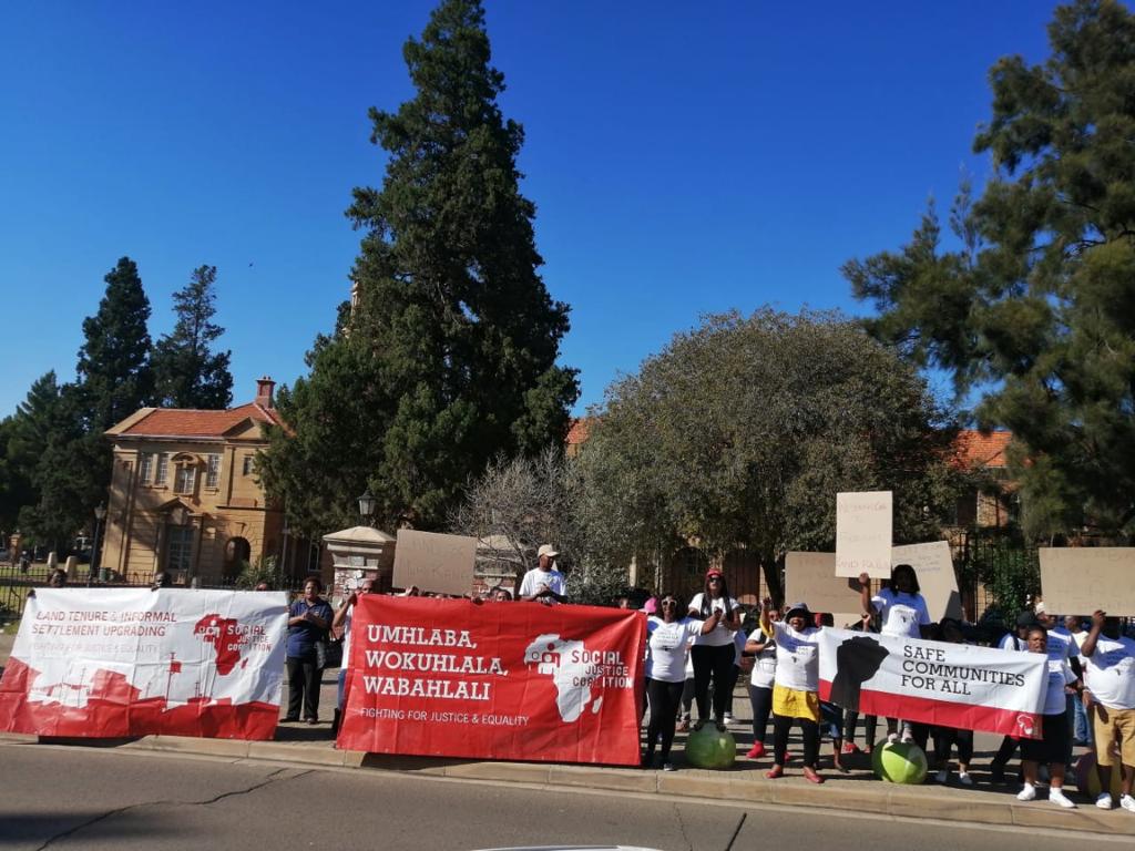 SERI_RightsSA's tweet photo. [LITIGATION UPDATE] @sjcoalition and residents of Marikana #informalsettlement march in front of the SCA demanding #landforpeople. 

Read more about today's case here| https://t.co/co0wJkIS8j https://t.co/MwbZyYTxJv