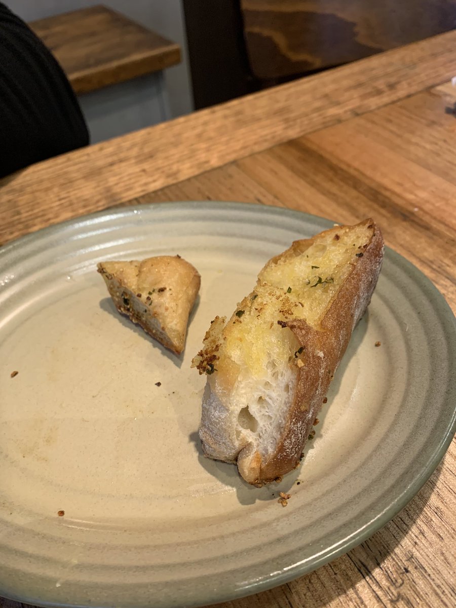 jessw19's tweet photo. @NandosAUS hey Nando’s we come to Nando’s allllll the time so we usually know what we are getting but this isn’t an acceptable size of garlic bread on the left https://t.co/ut8cth3W9n