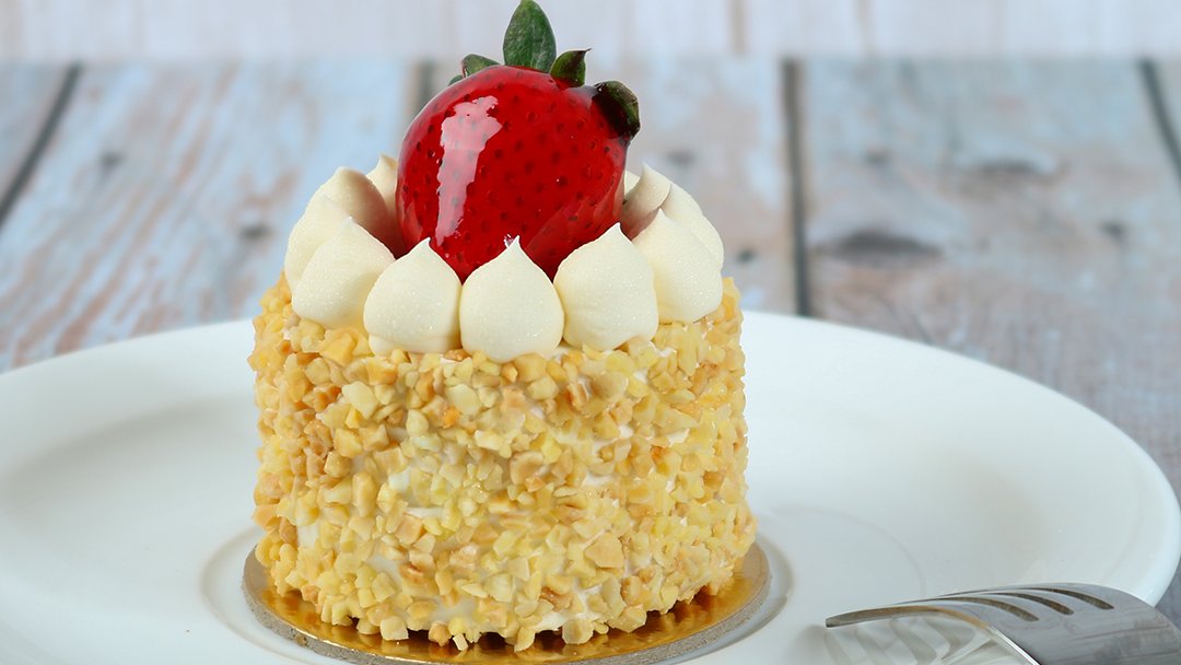 Charlotteksa's tweet photo. Mini Strawberry Garden cake🍓
المكونات: 
طبقات من كيكة الفانيليا والكريمة 
حشوة الفراولة الطازجة ومربي الفراولة 
مزينة بشرائح اللوز المحمص والفراولة الطازجة و الكريم شانتيه
#strawberry #cakes #charlotte #SaudiArabia #جدة_الأن #السعودية_جدة #مكة https://t.co/iiZUMf2VDP