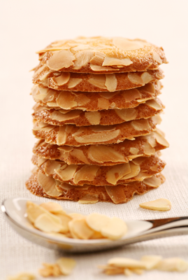 BiscuitsGateaux's tweet image. Le saviez-vous 💡❔ La tuile est un petit four sec, dont le nom vient certainement de sa ressemblance avec les plaques de terre cuite. En effet, elle se présente d’abord sous la forme d’un palet de pâte que l’on cuit à plat, avant de l’enrouler autour d’un rouleau à pâtisserie