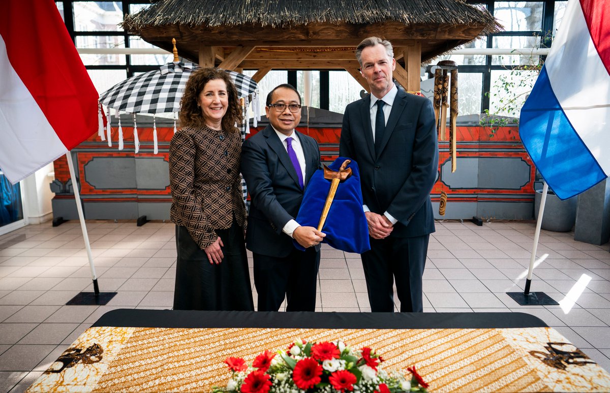 Nederland geeft dolk van Javaanse verzetsheld terug aan #Indonesië: rijksoverheid.nl/ministeries/mi… Foto: Freek van den Bergh