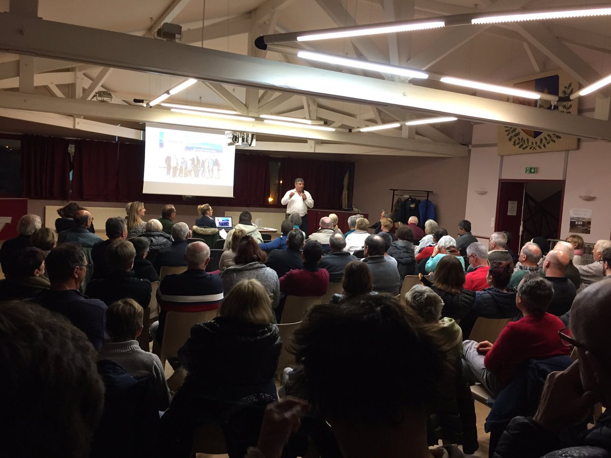 JeanClaudeSain5's tweet photo. Salle pleine hier soir au centre d’Ustaritz pour notre 4e et dernière réunion publique. #Municipales2020 #UstaritzAvecBonSens https://t.co/e8vTtkb91S