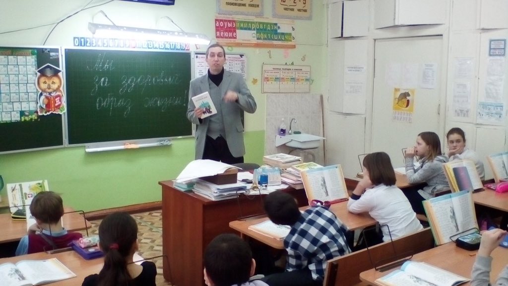 #Агитпоезд в Железнодорожном районе
Ученики школы 58 познакомились сегодня с Ульяновском писателем Андреем Медведевым <a href="/medvedgrad/">Медведев Андрей</a> и его увлекательными книгами стихов и последней исторической повестью,действия которой происходят в Симбирске,«Матвейкин змей»
#ЛитературнаяФилармония