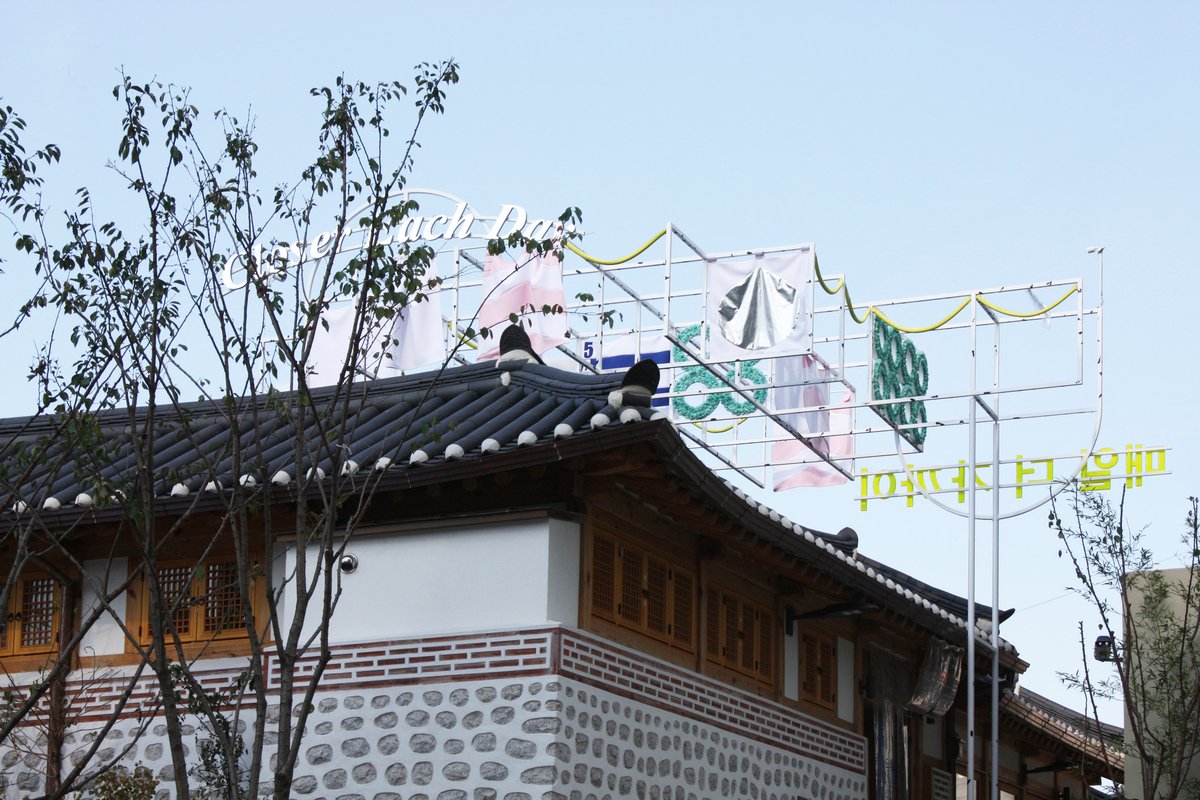 Design studio Common Accounts propose there be two stages to their funeral of the future. A virtual upload of all memories from friends, families and followers followed by the liquefying process that saves land space and generates heat energy.
#EcoFuneral

dezeen.com/2020/02/29/com…