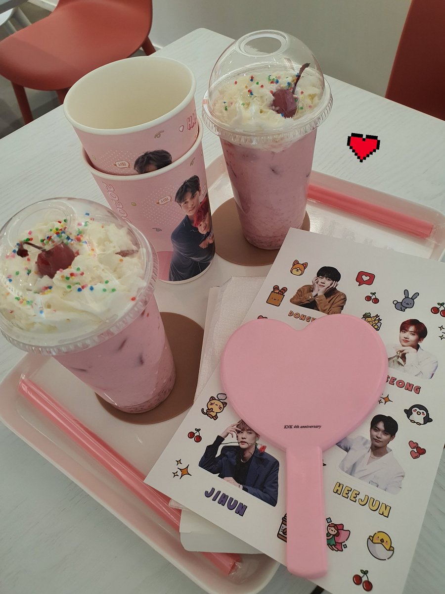 luvluvdodo's tweet photo. 큰큰이들보러 다녀온핑꾸카페 잠깐이었지만 눈호강하고왔어요 4주년기념 카페 해주셔서 감사해요 손거울없을까봐 조마조마했는데 다행이 득템🥳 스티커도 귀엽그ㅠ 스꾸하기 굿이에요 이쁘게소장할게요 =)
@for_931028
#HAPPY_KNK_DAY #EVERY_LETTER_I_SENT_YOU #크나큰짱짱 https://t.co/ohBgTOFefu