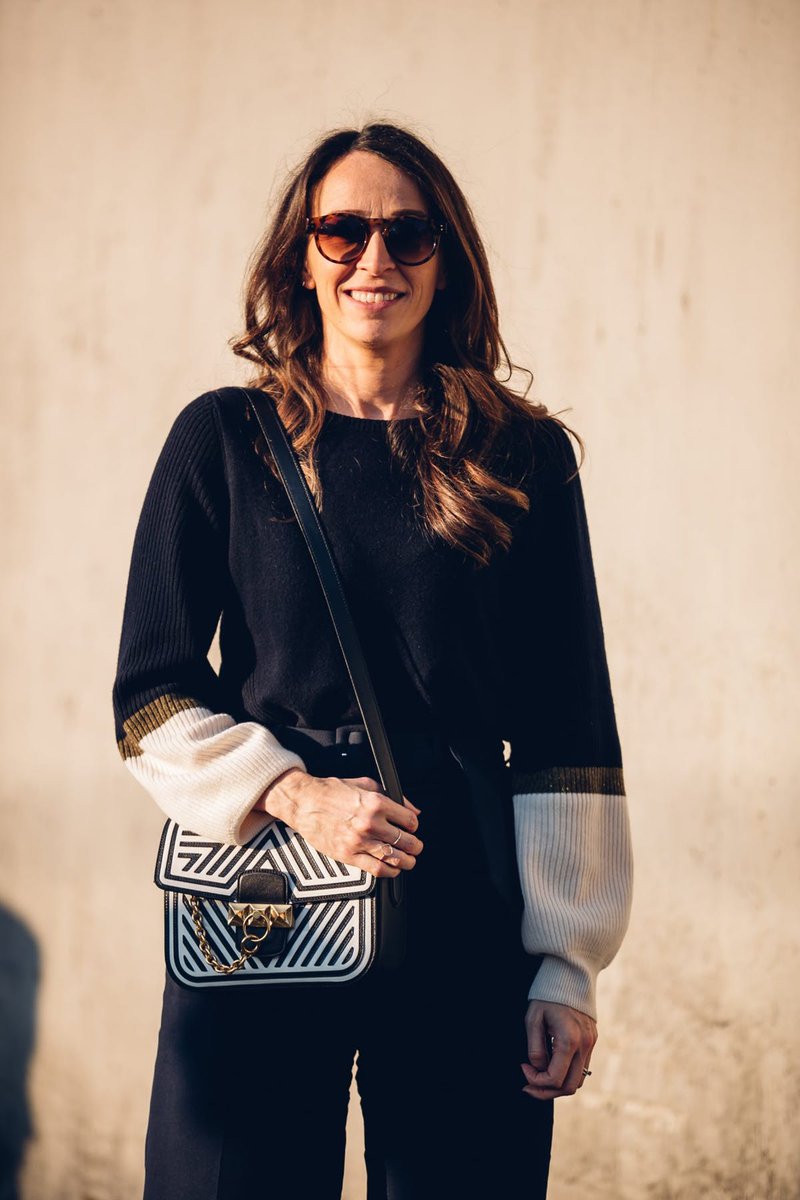 Lisa Smosarski, editor-in-chief of Stylist wore our 100% Cashmere
Colorblock  Blouson Pullover to Milan Fashion Week, which she styled with a #mulberry bag &amp; #jimmychoo shoes = Outfit Envy!
-
#lisasmosarski #duffycashmere #stylist #cashmere #milanfashionweek #milan #outfitenvy