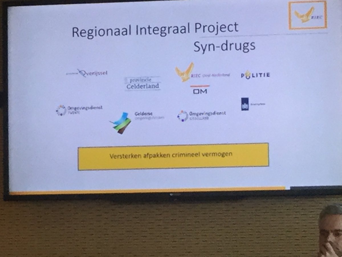 Stateninformatiebijeenkomst drugscriminaliteit. Vele overheidsdiensten werken weliswaar samen maar informatie uitwisseling een probleem. 1 kg. drugsgrondstof  kost € 0,45 miljoen. Handelsopbrengst € 1,6 miljoen. 
Omvang handel in Overijssel niet bekend.