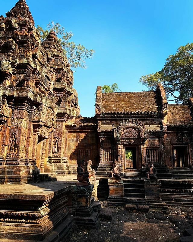 parkerkerry's tweet photo. The first of many temples. Welcome to Banteay Srei. #SEAsia2020 #Cambodia #BanteaySrei #Temple https://t.co/tnwSozbPhv