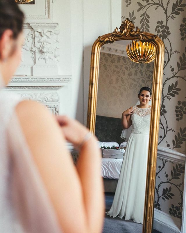 Oh hiii. How’s it going? I randomly took a couple of weeks off from posting on here, I think every now and then we all just need a break, you know? Anyway I was at a wedding fair at the weekend and I had this photo displayed of Emily looking beautiful ju… ift.tt/2TjeJci