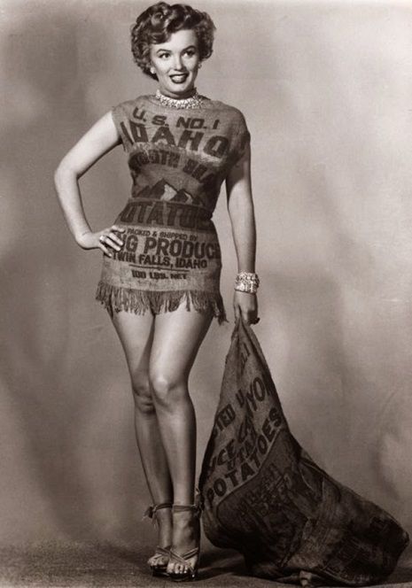 inomniapparatus's tweet photo. Negli anni 50 una giornalista disse che Marylin Monroe era così bella solo grazie agli abiti firmati e costosi che indossava.
La sua risposta fu un servizio fotografico vestita solamente con un sacco di patate.
Questo è il livello di menefreghismo che voglio raggiungere https://t.co/tyoWizI960