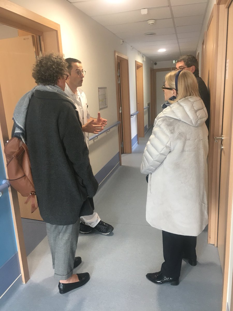 michelelutzh's tweet photo. Je suis allée encourager les équipes soignantes du centre hospitalier de Mulhouse avec @JeanROTTNER.

Un seul mot d’ordre aujourd’hui, ne pas se rendre aux urgences directement et ne pas submerger le standard du SAMU. Pour toute information, contacter le 0 800 130 000. https://t.co/ZoNBBjCax1