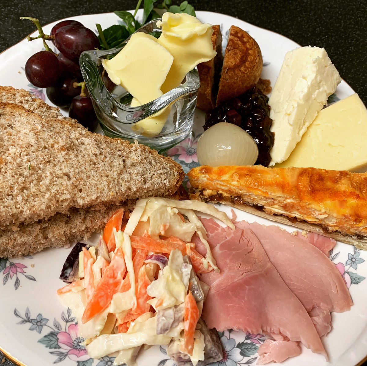 It’s a lovely day to nip out for some dinner ☀️ we’ve got a tasty ploughman’s on special this week