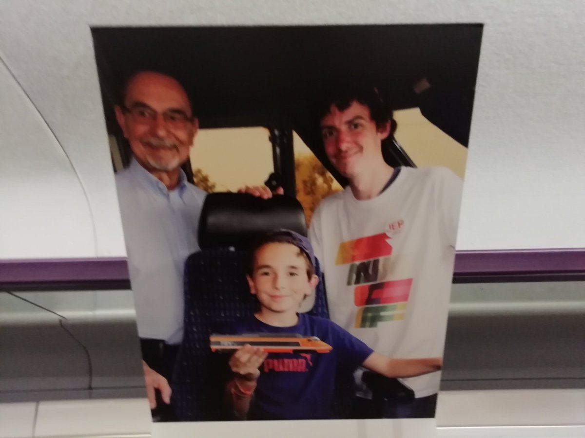 IsmaelAlves1996's tweet photo. L'enfant au centre de la photo qui voulait conduire TGV Patrick dans les Années 80 avec son Grand Frère et son père
#TGV #TGV01 #TGVpatrick #AdieuPatrick #Patricktgv #Paris #tgvpse #Paris #Parislyon #Parisgaredelyon #garedelyon #tgvorange #spottingtrain #trainspotting https://t.co/WQ8AZQ3BrI