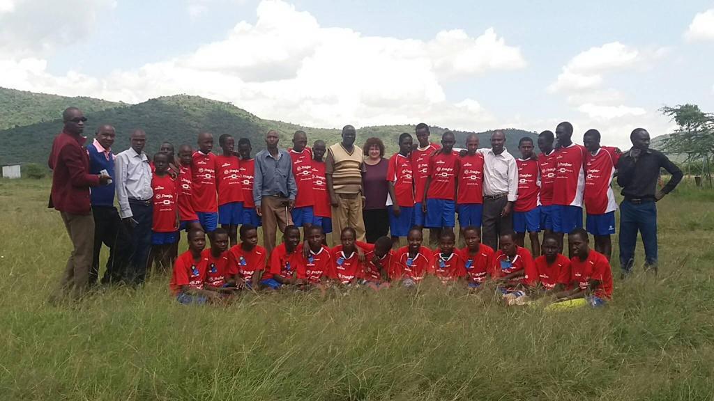 grupoanton's tweet image. Soba olé! Así se saludan los Masai y así recibiremos al jefe Masai William que nos visita hoy por nuestra colaboración con  @ADCAMsocial y @jhayber_es 
#adcamproject  #maasaiproject