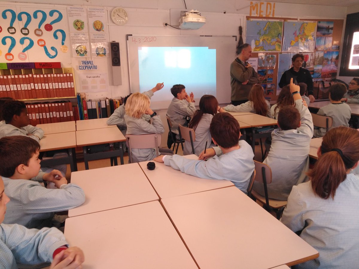 A escoles de #Terrassa realitzem formacions d'"Educació en Valors". Avui som a l'Escola Avet exposant els drets i els deures de la ciutadania, buscant proximitat i complicitat amb els/les joves, com a <a href="/SindicaTerrassa/">Síndic de Terrassa</a> i <a href="/jordiestape1/">Jordi Estapé</a> de la Comissió de Drets Humans <a href="/ICATERadvocats/">Advocats Terrassa</a>