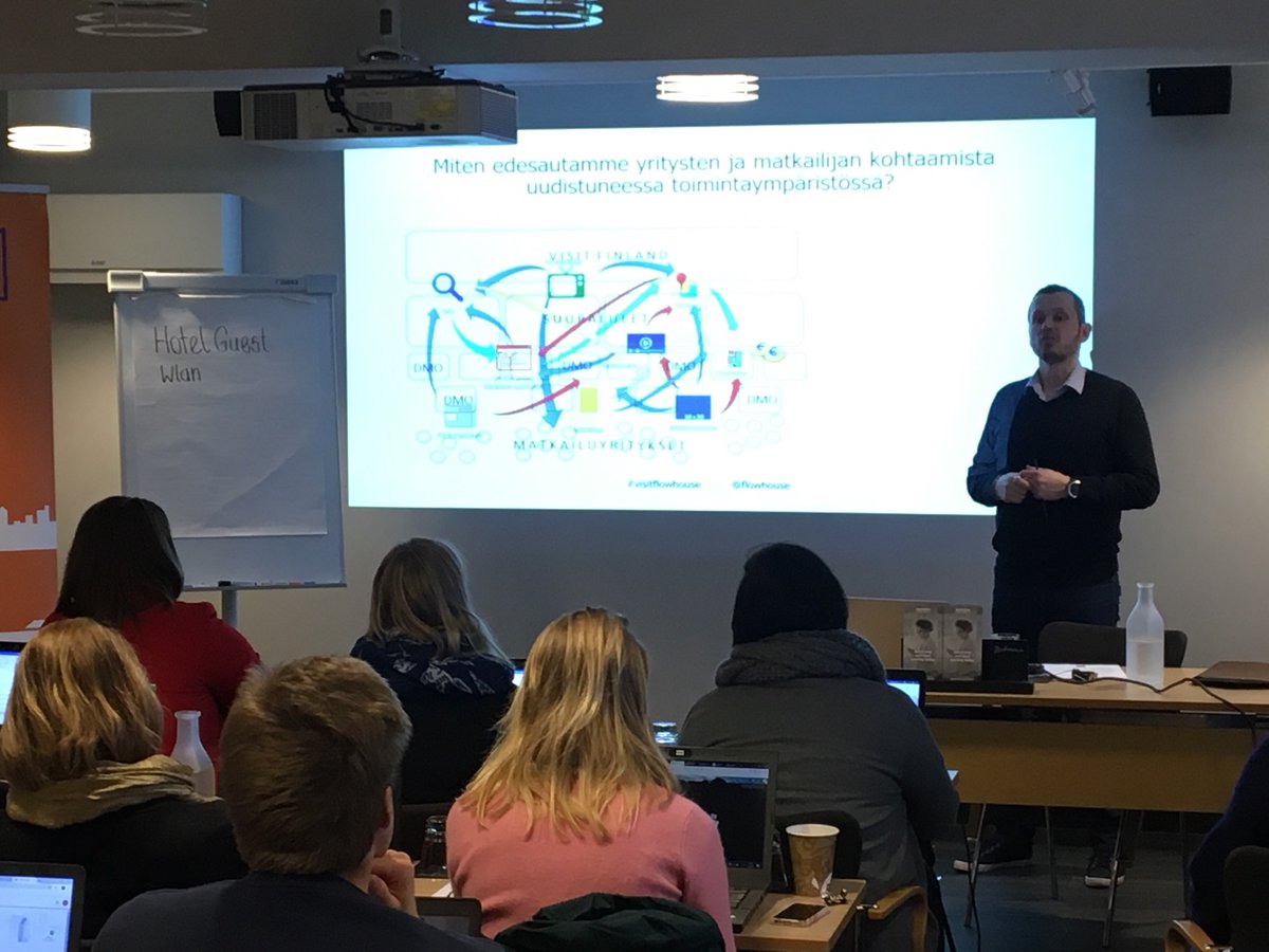PerilleAsti's tweet photo. Mitä matkailuyrittäjä voi tehdä verkkosivujensa löydettävyyden hyväksi? -koulutus käynnissä Espoossa. @mukkaravlo kertomassa vinkkejä ja tila täynnä kuulijoita. @PerilleAsti #visitespoo #eakr #6aika https://t.co/4H0pkuTECK