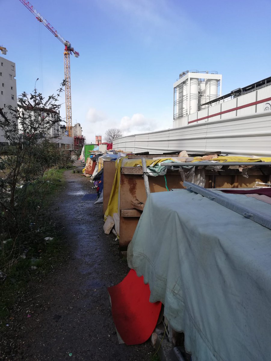 MdM_France's tweet photo. 4 février : évacuation des #campements Porte d'Aubervilliers

4 mars : reconstruction d’un campement à #Aubervilliers où près de 500 personnes vivent dans des conditions sanitaires inqualifiables.

C'est ça ce qu'on appelle la "mise à l'abri" aujourd'hui en France ? https://t.co/P6eBmtPJeI