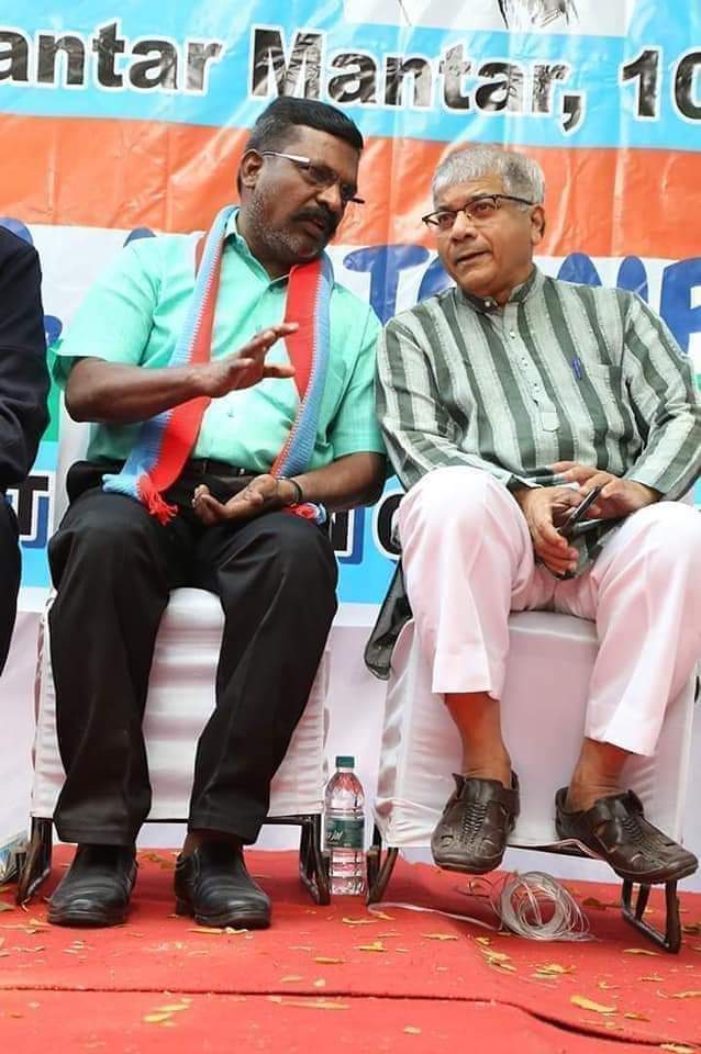 Dinakar08739468's tweet photo. மோடி அரசு கொண்டுவந்துள்ள குடியுரிமை சட்ட திருத்த மசோதாவை கண்டித்து இன்று டில்லியில் புரட்சியாளர் அம்பேத்கர் பேரன் திரு.பிரகாஷ் அம்பேத்கர் அவர்கள் ஒருங்கிணைப்பில்,விசிக தலைவர் #தொல்_திருமாவளவன் மற்றும் நிர்வாகிகள் கலந்து கொண்டுள்ள போராட்டம்.
#SaveNationVCKrally
#VCKrallyatdelhi https://t.co/EGE8aBf9We