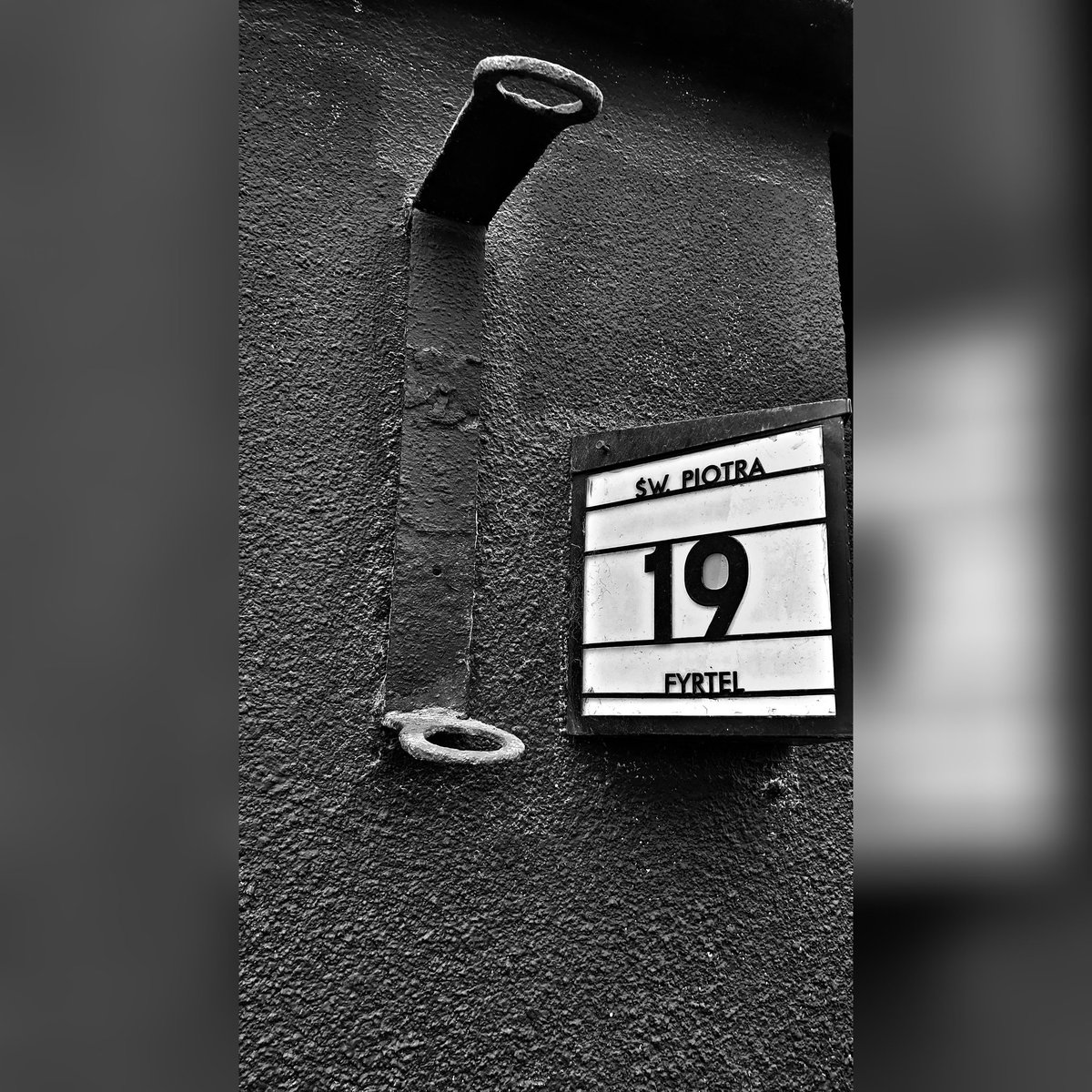 gogdynia's tweet photo. Fyrtel 🙂 Trochę Poznania w Gdyni 😃
#gogdynia #poznan #fyrtel #dzielnica #blackandwhite #ulica #gdynia #trojmiasto https://t.co/kjAAC6UbZd