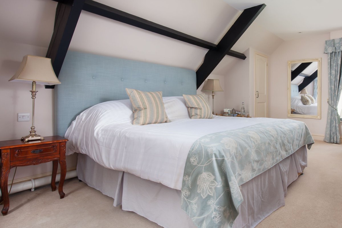 millenddevon's tweet image. Want to know more about...Ashburn

🛏️One of our well-appointed Superior Double rooms, on the 2nd floor.
🛏️Double aspect windows overlooking the garden at the front &amp;amp; river at the back. 

Give us a call on 01647 432282

#ashburn #riverashburn #dartmoorhotel #chagfordhotel