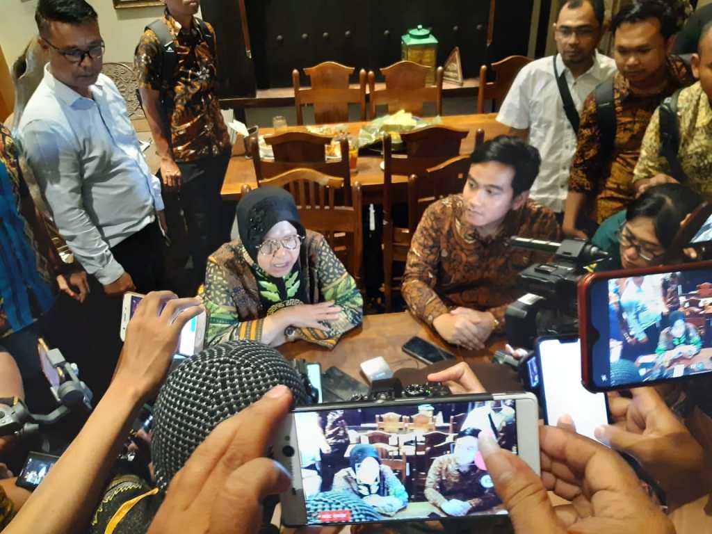 Joglosemarnews's tweet photo. Makan Bareng di Rumah Makan Pecel Solo, Gibran Belajar dari Risma Tentang Ini https://t.co/qhZ8j5Rj6Z https://t.co/ik3kL801LL