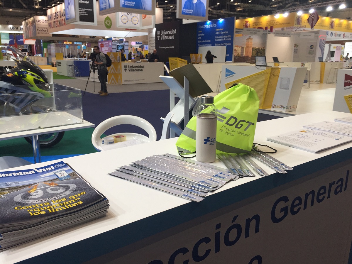 DGTes's tweet photo. Un año más estamos en @FeriaAula #AULA2020 con un stand donde te informamos sobre las 50 plazas de empleo público que ofrece #DGT: 40 de examinador y 10 de Técnico Superior de Tráfico. Puedes ver tb. los #dronesDGT y otros recursos de #SeguridadVial #Movilidad #EducaciónVial. https://t.co/fJ2br8JtCC