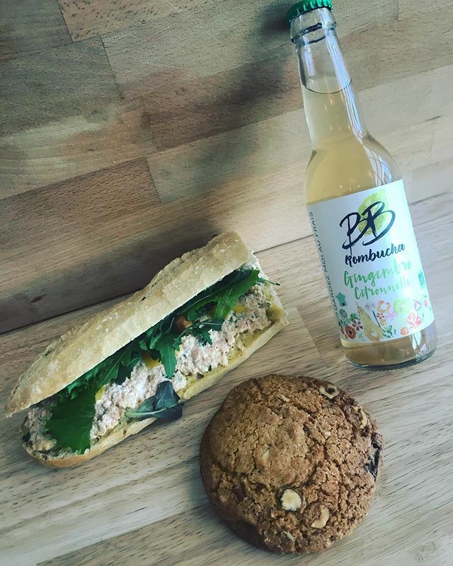 Pour qui ce menu So’ Snacking ? Avec son sandwich au saumon, son cookie et son Kombucha😍
.
.
.
#hallessolanid #sandwich #cookies #bio #organic #boisson #food #snack #salmon #chocolate #drink #allorganic #wildsalmon #lunch #snacking #montpellier #hera… ift.tt/2Tj9EAC
