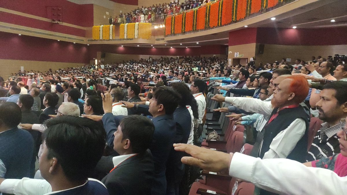 nainbabua's tweet photo. #CSR_Conclave Corporate CSR to invest 110 Cr for supporting #Mission_Prerana #Operation_Kayakalp #schoolchalengehum . CM Yogi Adityanath administering the oath for making Mission Prerana a success @mayurdhar @IndusAction https://t.co/id30vGl2si