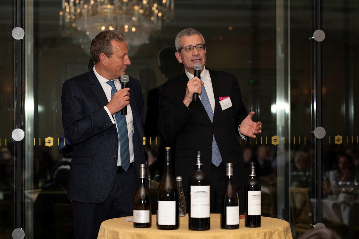 WineBusinessC's tweet photo. 𝑹𝒆𝒕𝒐𝒖𝒓 𝒆𝒏 𝒊𝒎𝒂𝒈𝒆 📸
Nous vous remercions pour ce superbe moment de dégustation au @ShangriLaParis le jeudi 27 février !
@Soucherie_Anjou, Reliefs 2018, anjou rouge 
@ChDeLaDauphine 2012, fronsac rouge
#vins #partage #oenologie #winebusinessclub 🍷🍷 https://t.co/FlFCARnGpn