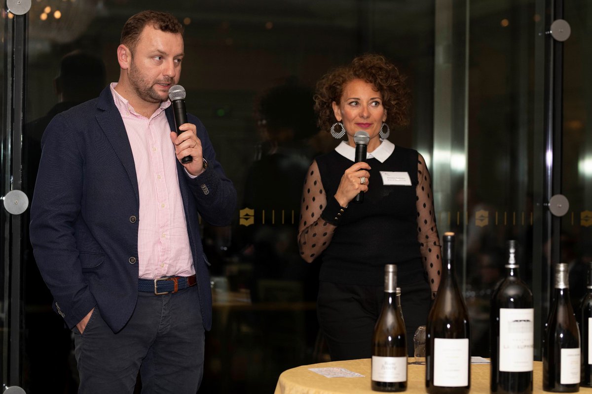 WineBusinessC's tweet photo. 𝑹𝒆𝒕𝒐𝒖𝒓 𝒆𝒏 𝒊𝒎𝒂𝒈𝒆 📸
Nous vous remercions pour ce superbe moment de dégustation au @ShangriLaParis le jeudi 27 février !
@Soucherie_Anjou, Reliefs 2018, anjou rouge 
@ChDeLaDauphine 2012, fronsac rouge
#vins #partage #oenologie #winebusinessclub 🍷🍷 https://t.co/FlFCARnGpn