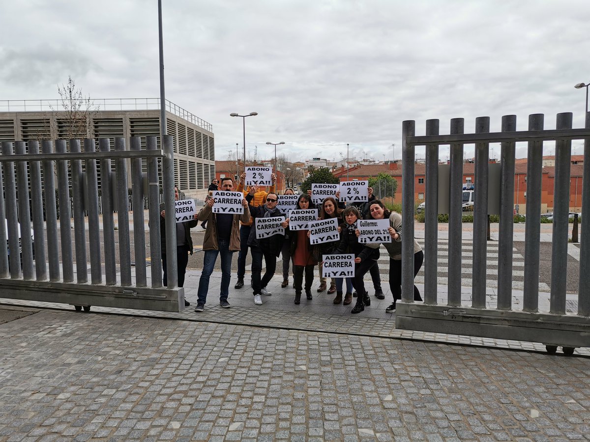 SindicatoSGTEX's tweet photo. Empleados públicos del complejo administrativo III Milenio, salen espontáneamente a protestar por el atropello cometido sobre sus derechos. La administración ha dado orden de que no se les permita portar ningún tipo de cartel en interior del recinto #Subida2% #CarreraProfesional https://t.co/4FsU1bNs9f