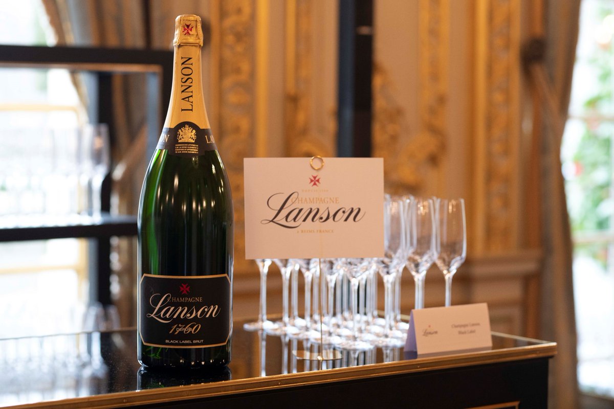 WineBusinessC's tweet photo. 𝑹𝒆𝒕𝒐𝒖𝒓 𝒆𝒏 𝒊𝒎𝒂𝒈𝒆  
Nous vous remercions pour ce superbe moment de dégustation au @ShangriLaParis le jeudi 27 février !
@ChampagneLanson 🍾🍾
#champagne #partage #oenologie #winebusinessclub https://t.co/3lf0IAmuOc