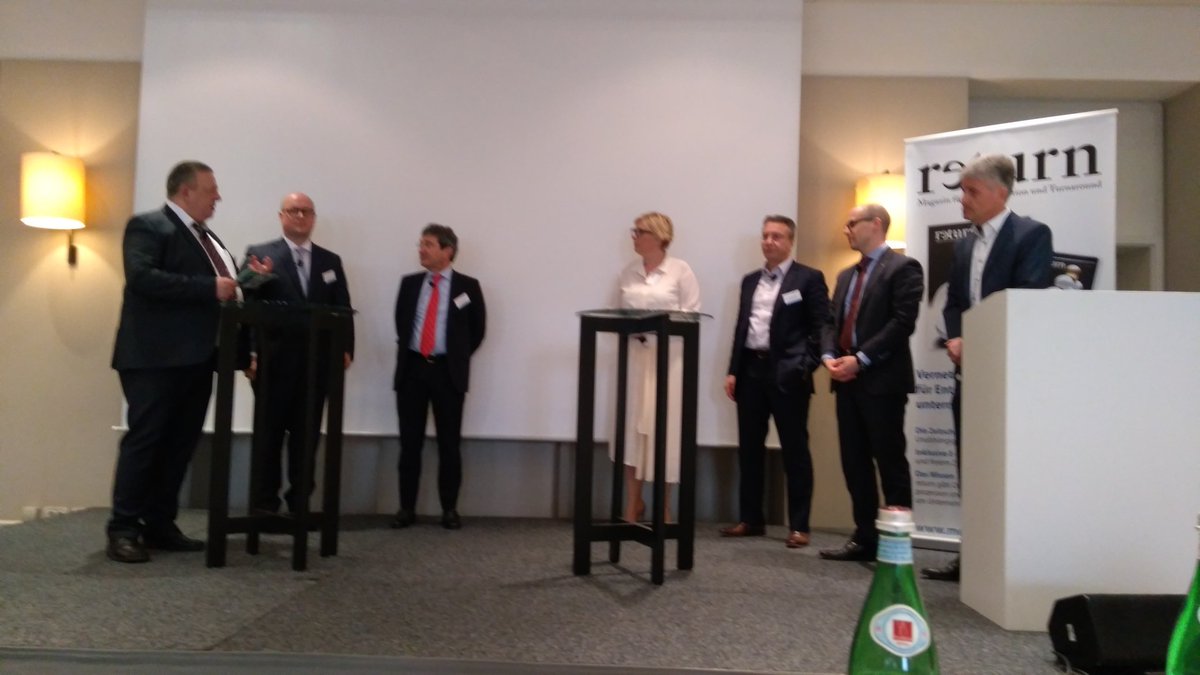 SP__Management's tweet photo. Thorsten Garber moderiert auf dem #Unternehmerforum #returnlive die Podiumsdiskussion über die Resilienz von Unternehmen und Beratungen https://t.co/mx4nJcIhcB
